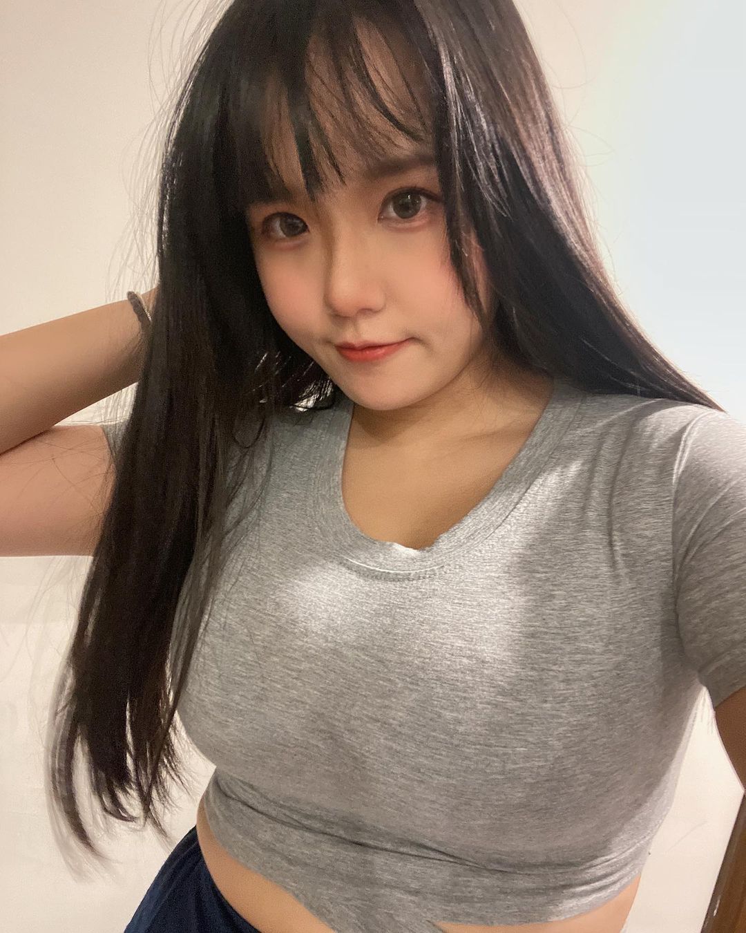 巨乳寵物美容師「Angela寶7」襯衫買到XL還是不夠　釦子被撐到快爆開