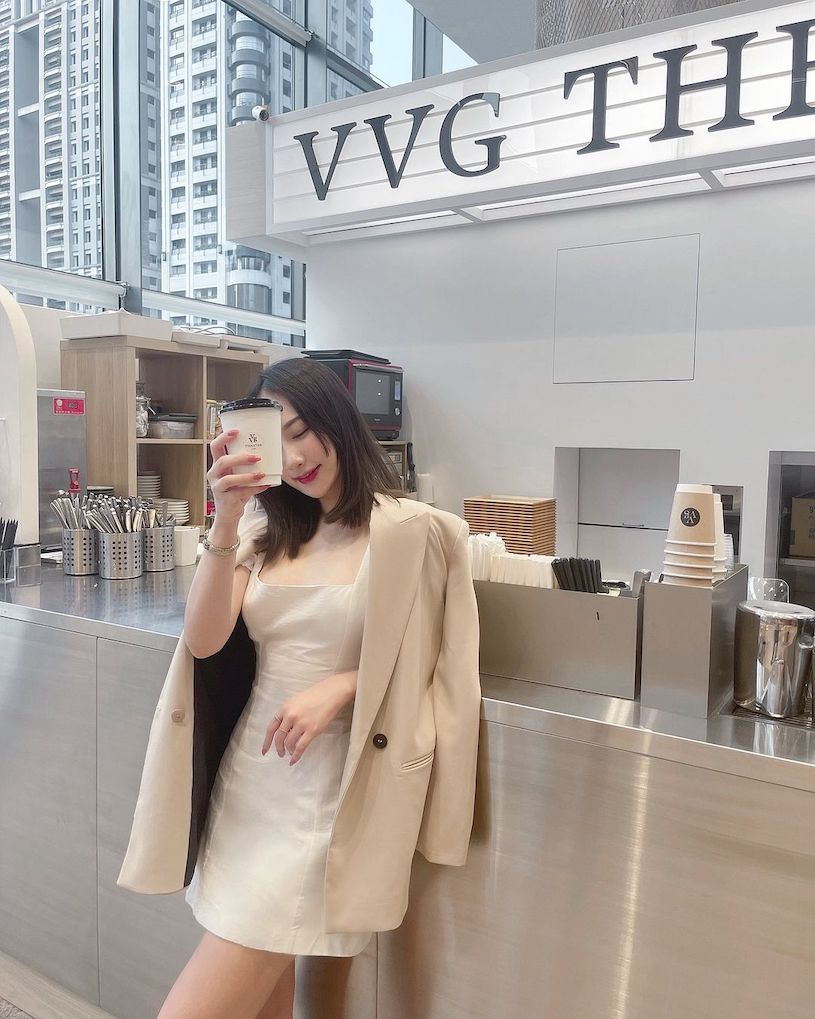 正妹「岑晴晴」白皙美乳超渾圓，穿桃紅內衣展現「飽滿乳量」！