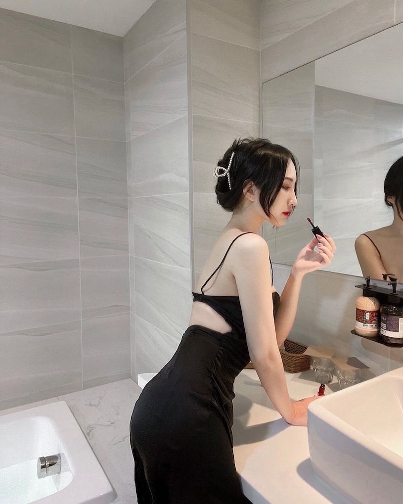 正妹「岑晴晴」白皙美乳超渾圓，穿桃紅內衣展現「飽滿乳量」！