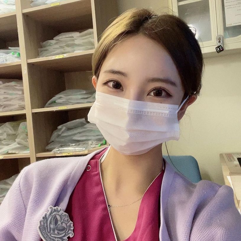 好有魅力的「高顏值大眼護理師」，「美乳＋精緻臉蛋」太誘人！