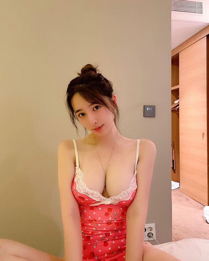 百萬人氣正妹「吃香腸時美乳蹦出」，左邊的乳球快要走光了！