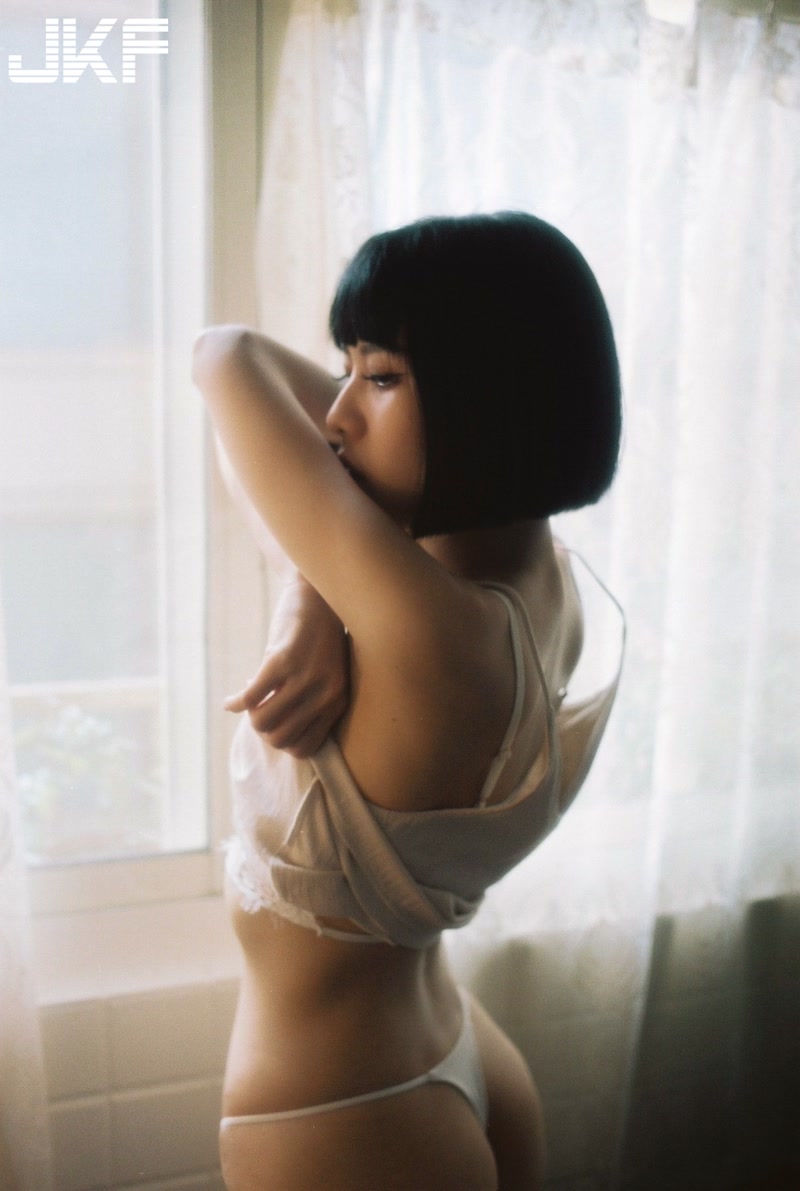 裸上身作畫的誘惑正妹「KITO朵朵」，完美胴體「尺度好撩人」！