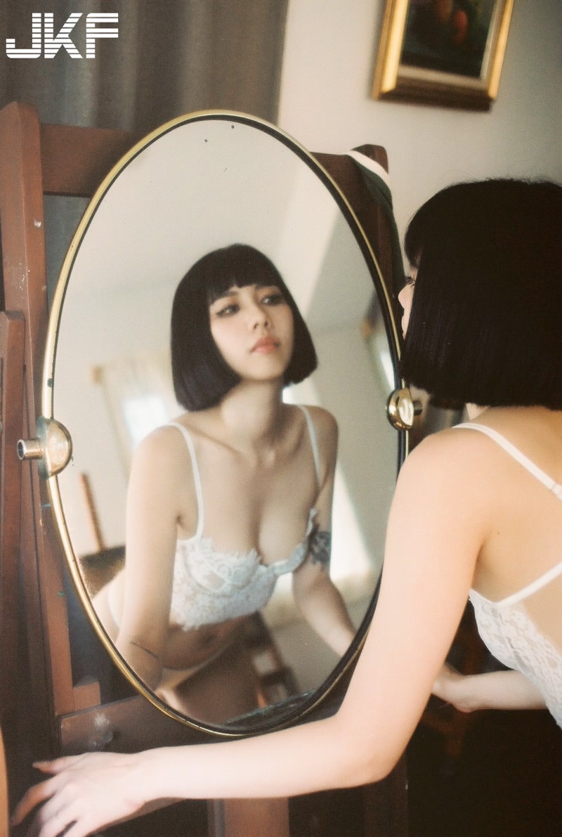 裸上身作畫的誘惑正妹「KITO朵朵」，完美胴體「尺度好撩人」！