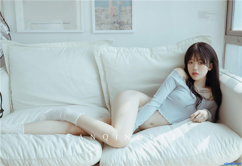 不知道這位纖瘦的美女胸口刺了些什麼! - 貼圖 - 清涼寫真 -