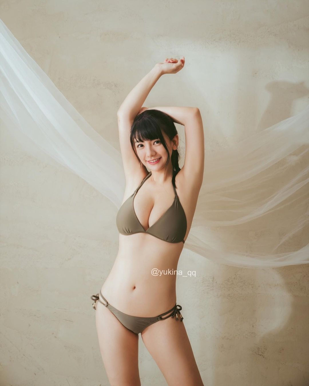 想一桿進洞！巨乳部落客「Yukina優熙」爆乳撞球　一彎腰就呼之欲出