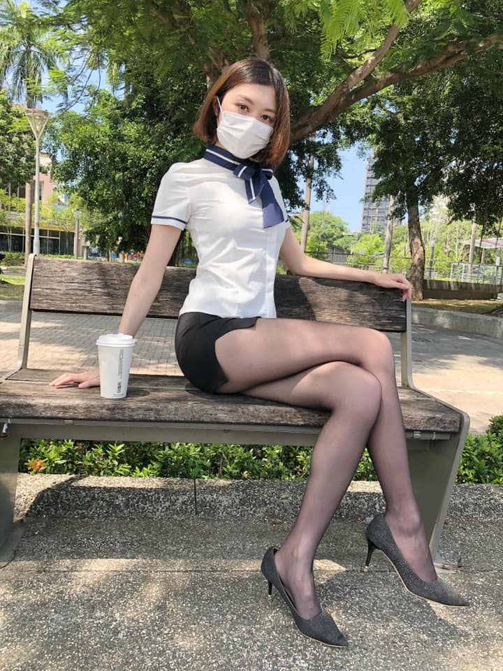你各位許願的「膚絲 OL」來了！短髮正妹「小玉」甜美喊話：給你滿滿福利
