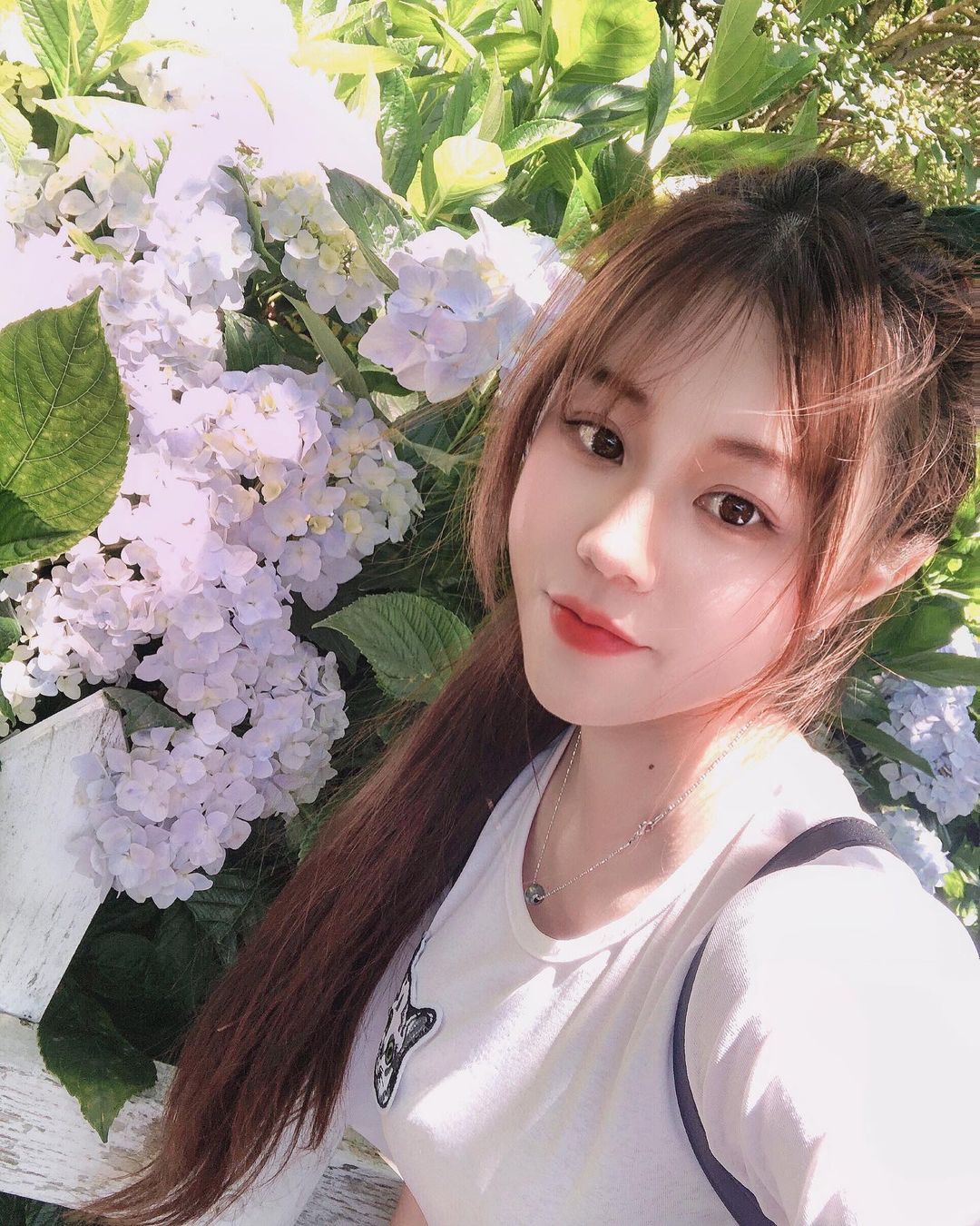 正妹行政助理小露「白嫩美胸」好惹火　同事都無法專心上班啦