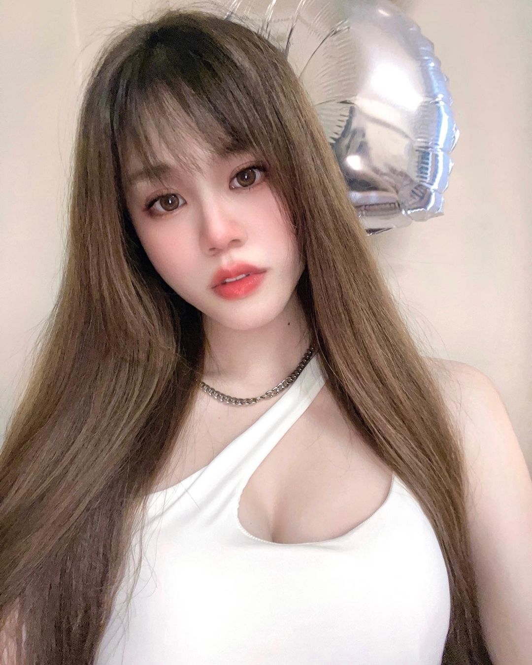 正妹行政助理小露「白嫩美胸」好惹火　同事都無法專心上班啦