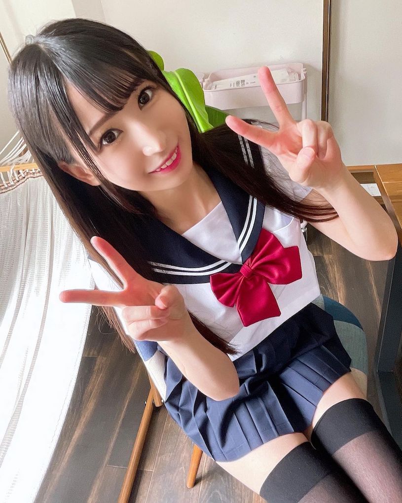 可愛小隻馬正妹「透視制服照超辣」，「彎腰誘惑」太讓受不了！