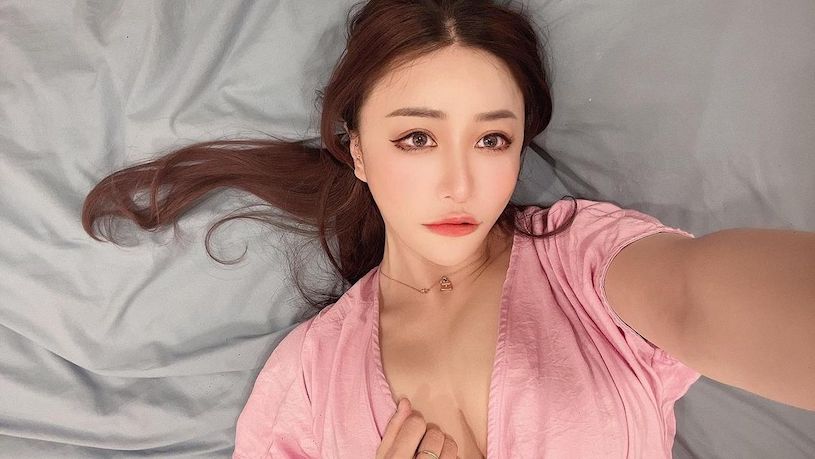 穿旗袍現出深溝的正妹「李萱」，「波濤洶湧的畫面」讓人震撼！
