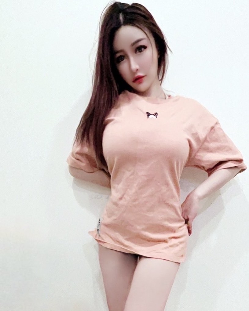 穿旗袍現出深溝的正妹「李萱」，「波濤洶湧的畫面」讓人震撼！