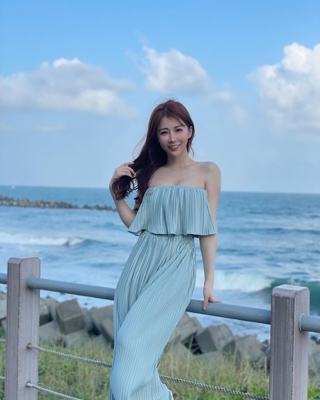 「氣質長髮正妹」宜蘭海邊爆乳看海！高衩禮服「小露美腿」，風吹來都是香的～