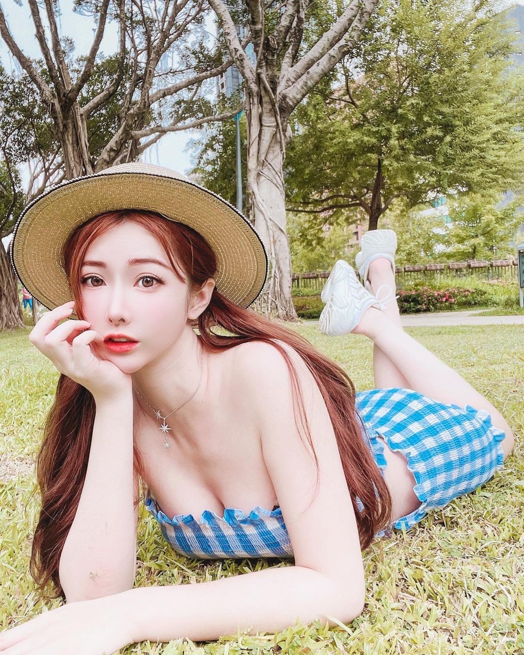 「氣質長髮正妹」宜蘭海邊爆乳看海！高衩禮服「小露美腿」，風吹來都是香的～