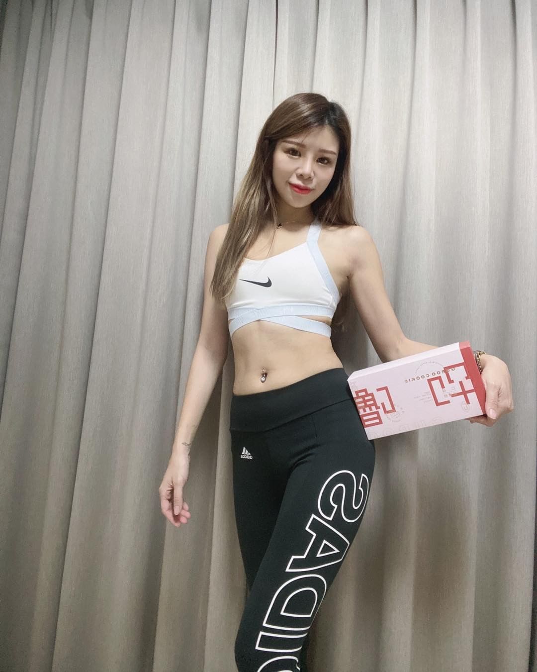 「艾比兒Abbie」水蛇腰線超緊致，「白皙美體」下水更是騷色迷人