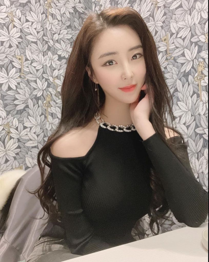 長髮姐姐的「豐滿美乳自拍」，性感的「胸型弧度」好魅惑！