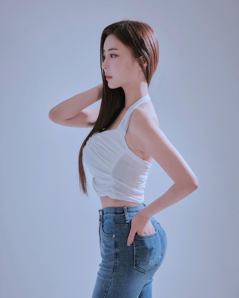 長髮姐姐的「豐滿美乳自拍」，性感的「胸型弧度」好魅惑！