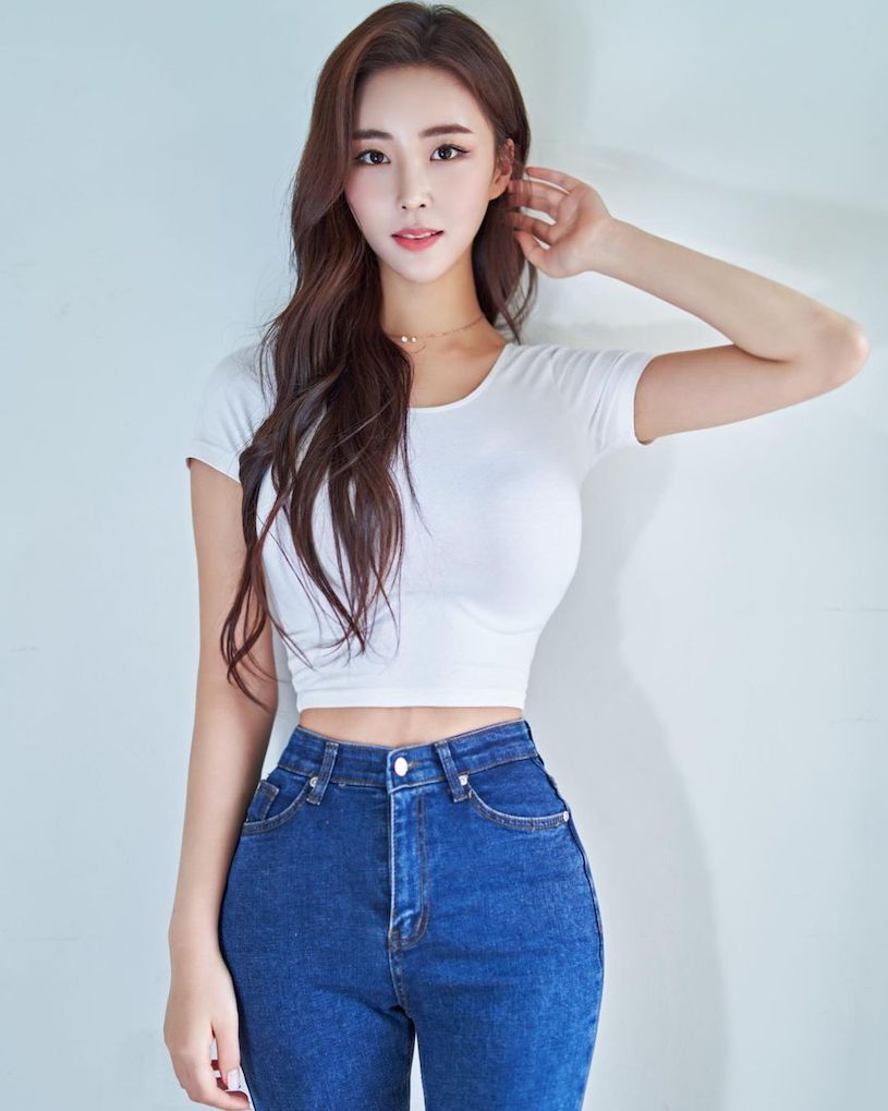 長髮姐姐的「豐滿美乳自拍」，性感的「胸型弧度」好魅惑！