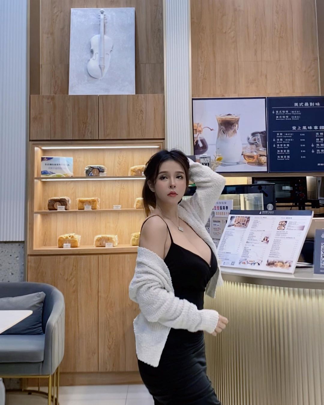 咖啡廳驚見「爆乳洋裝正妹」！原是巨乳波神「陳香菱」挺Ｈ罩杯做公益！