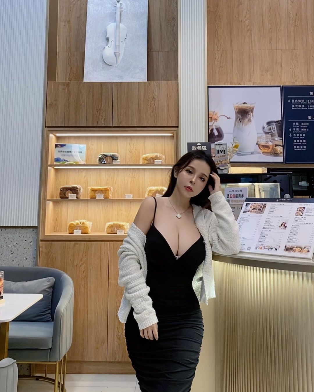咖啡廳驚見「爆乳洋裝正妹」！原是巨乳波神「陳香菱」挺Ｈ罩杯做公益！
