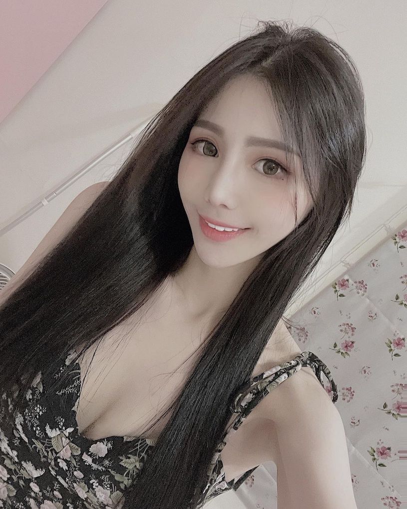 露台上超辣內衣正妹「竺竺」，「性感美乳」讓粉絲噴鼻血了！