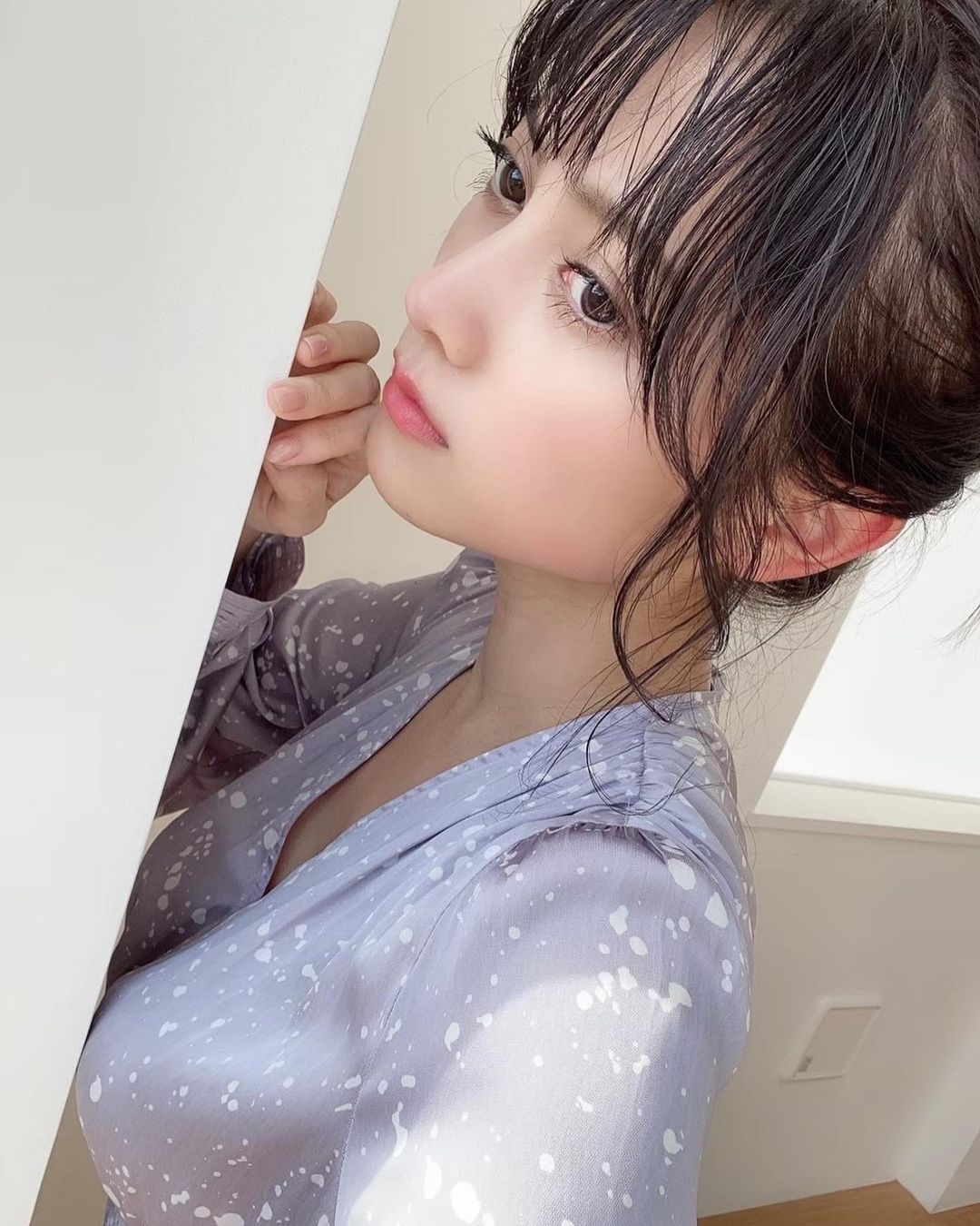把奶當畫布！「E罩杯天然美乳妹」大膽玩耍，天使臉魔鬼身竟是護士出身！