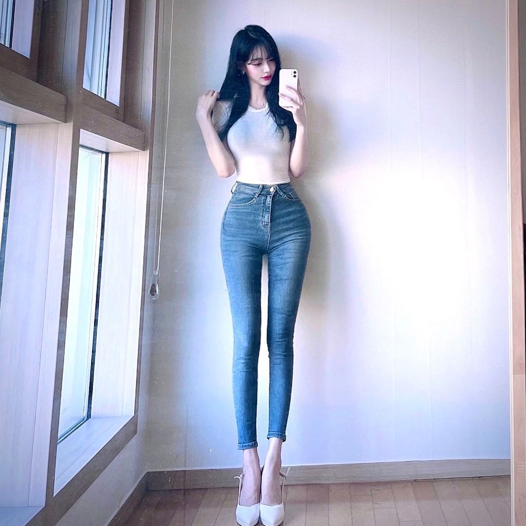光看就想買爆！「巨乳正妹女業務」Ｓ曲線超兇猛，翹臀美腿螞蟻腰都好犯規！