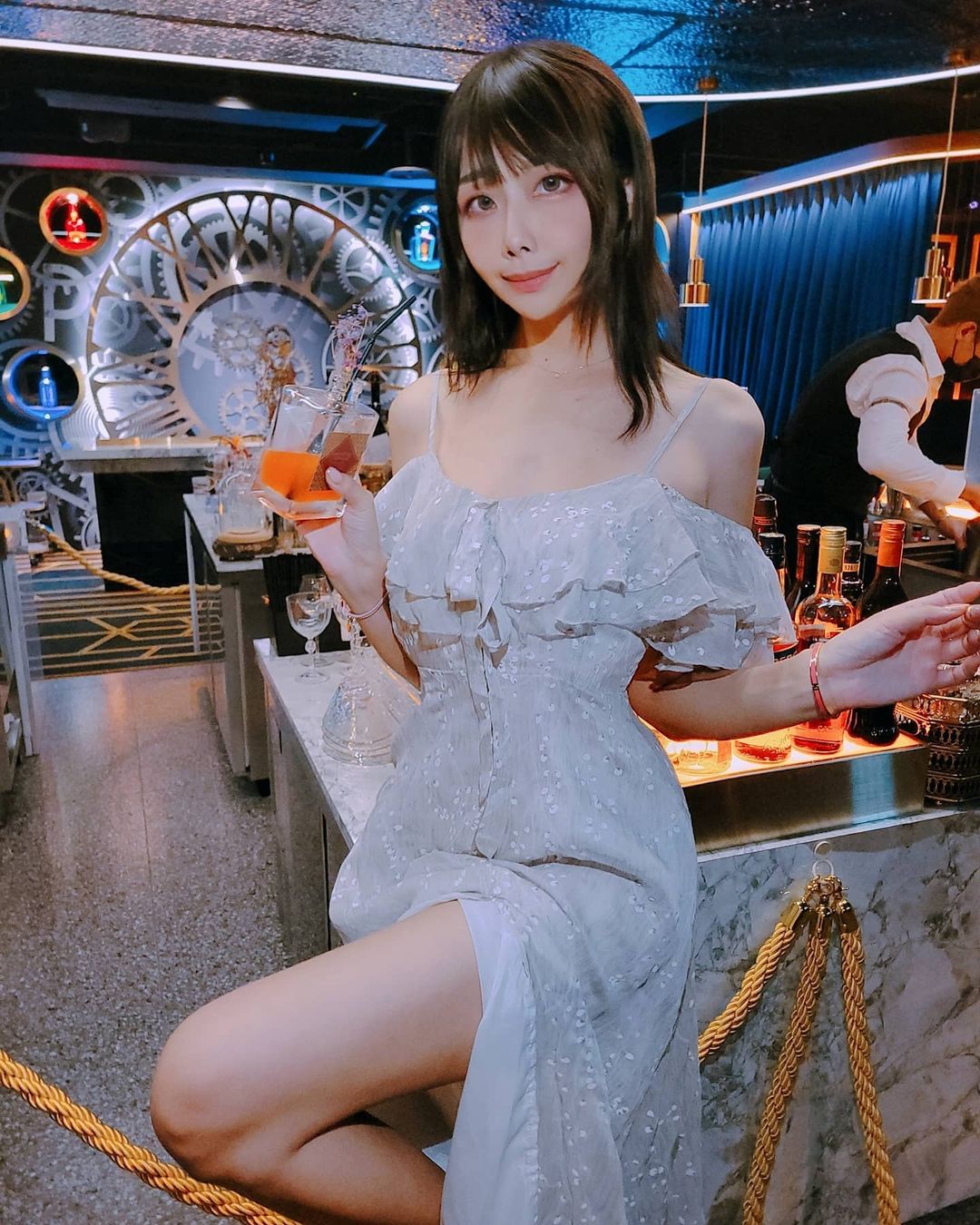 妹妹蹲！「甘娜」M腿蹲下狂擠「蜜桃肉」，邪惡特寫讓男人想使壞！