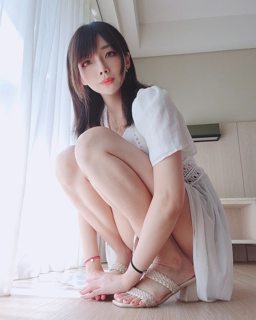 妹妹蹲！「甘娜」M腿蹲下狂擠「蜜桃肉」，邪惡特寫讓男人想使壞！