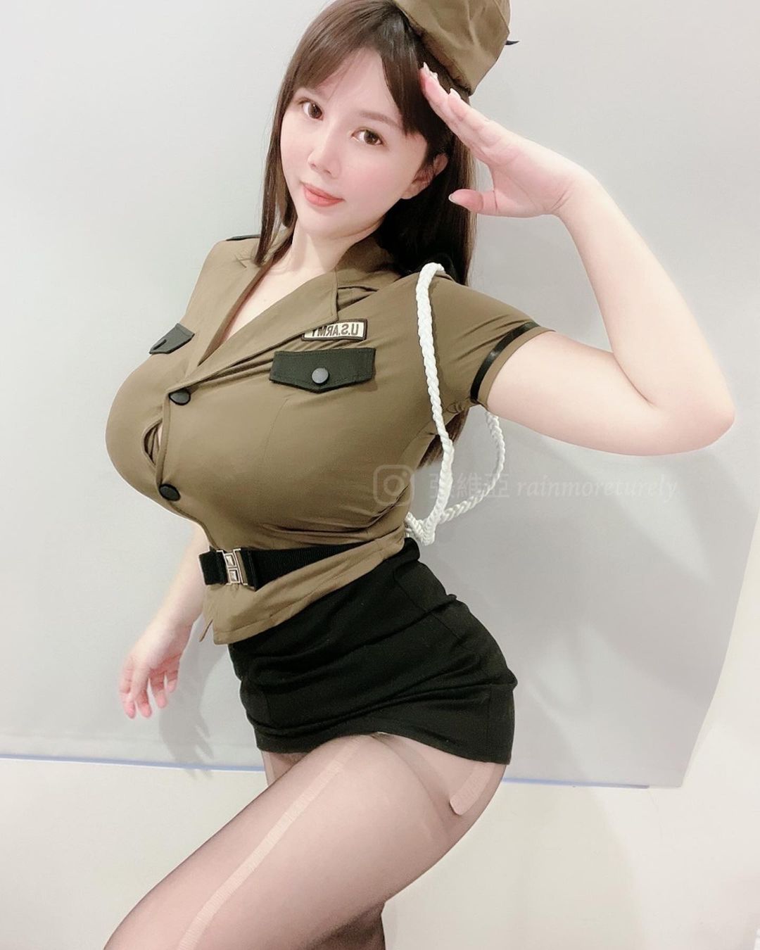 一稍息扣子就要爆開！巨乳女兵「張維亞」制服太小撐不住啦！