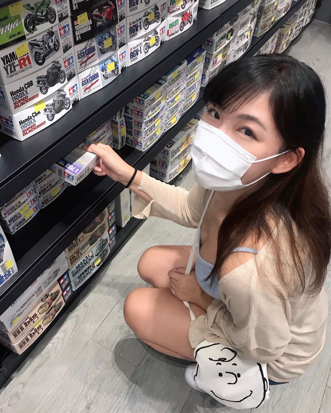 反差萌！清純酒窩港妹「Ellie」深藏不露　衣服底下藏火辣曲線