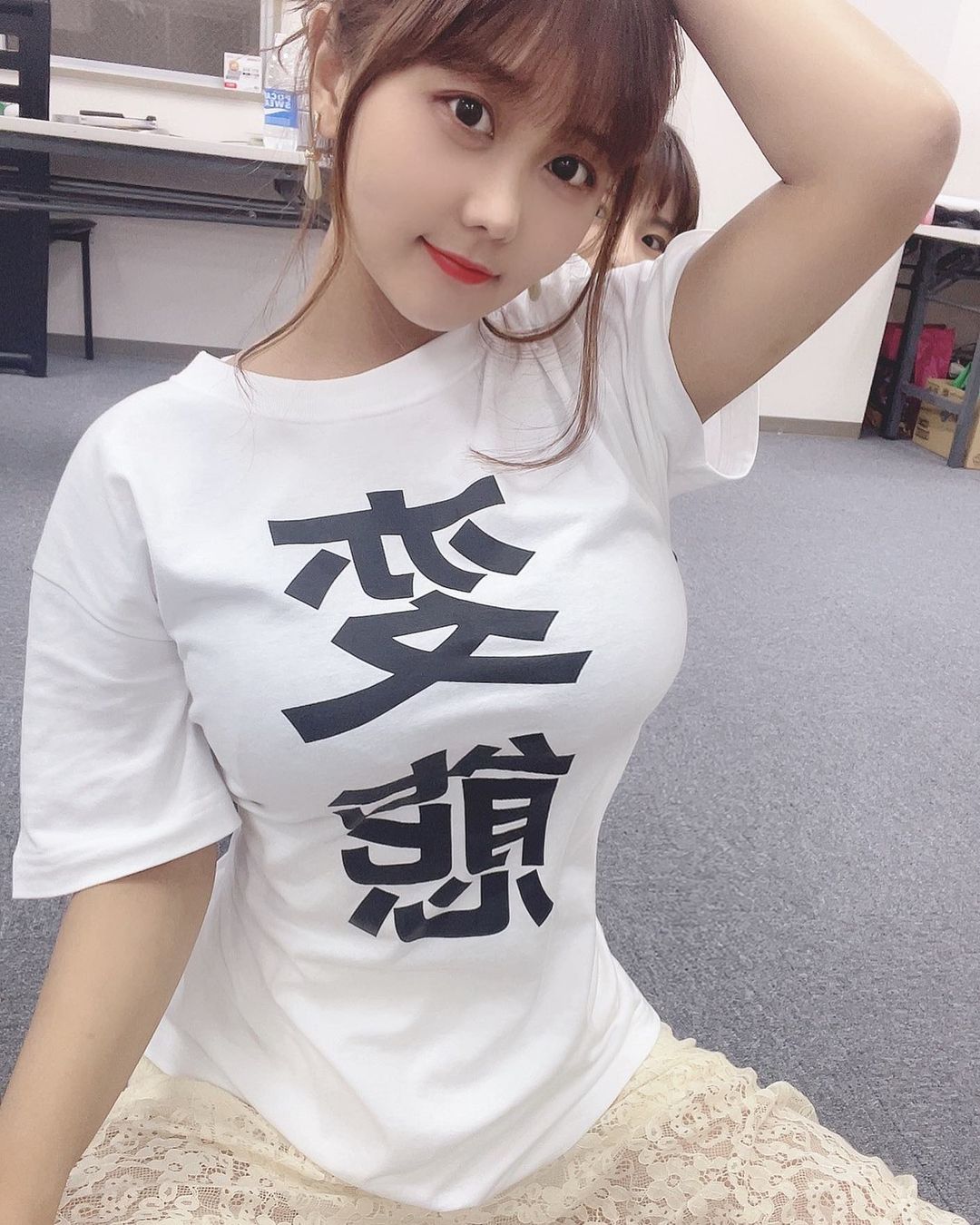「巨乳女大生」斜背包壓中線挺雄偉雙峰！「G罩杯」登雜誌封面太搶眼！