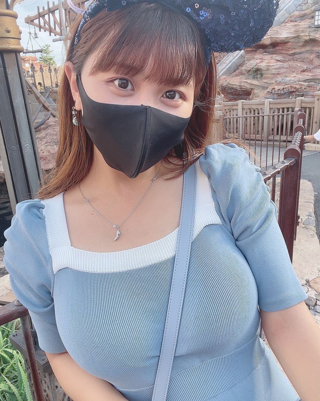 「巨乳女大生」斜背包壓中線挺雄偉雙峰！「G罩杯」登雜誌封面太搶眼！