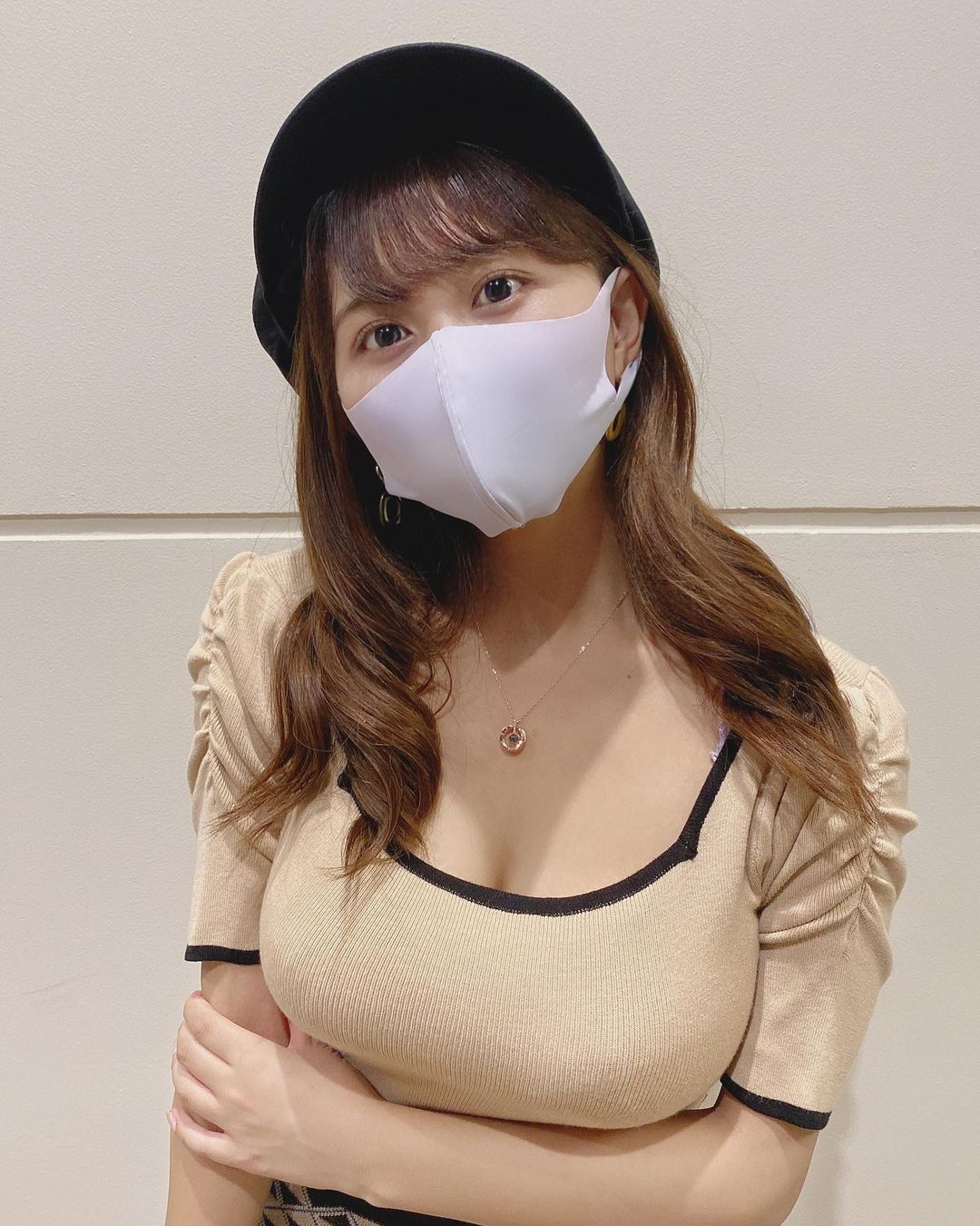 「巨乳女大生」斜背包壓中線挺雄偉雙峰！「G罩杯」登雜誌封面太搶眼！