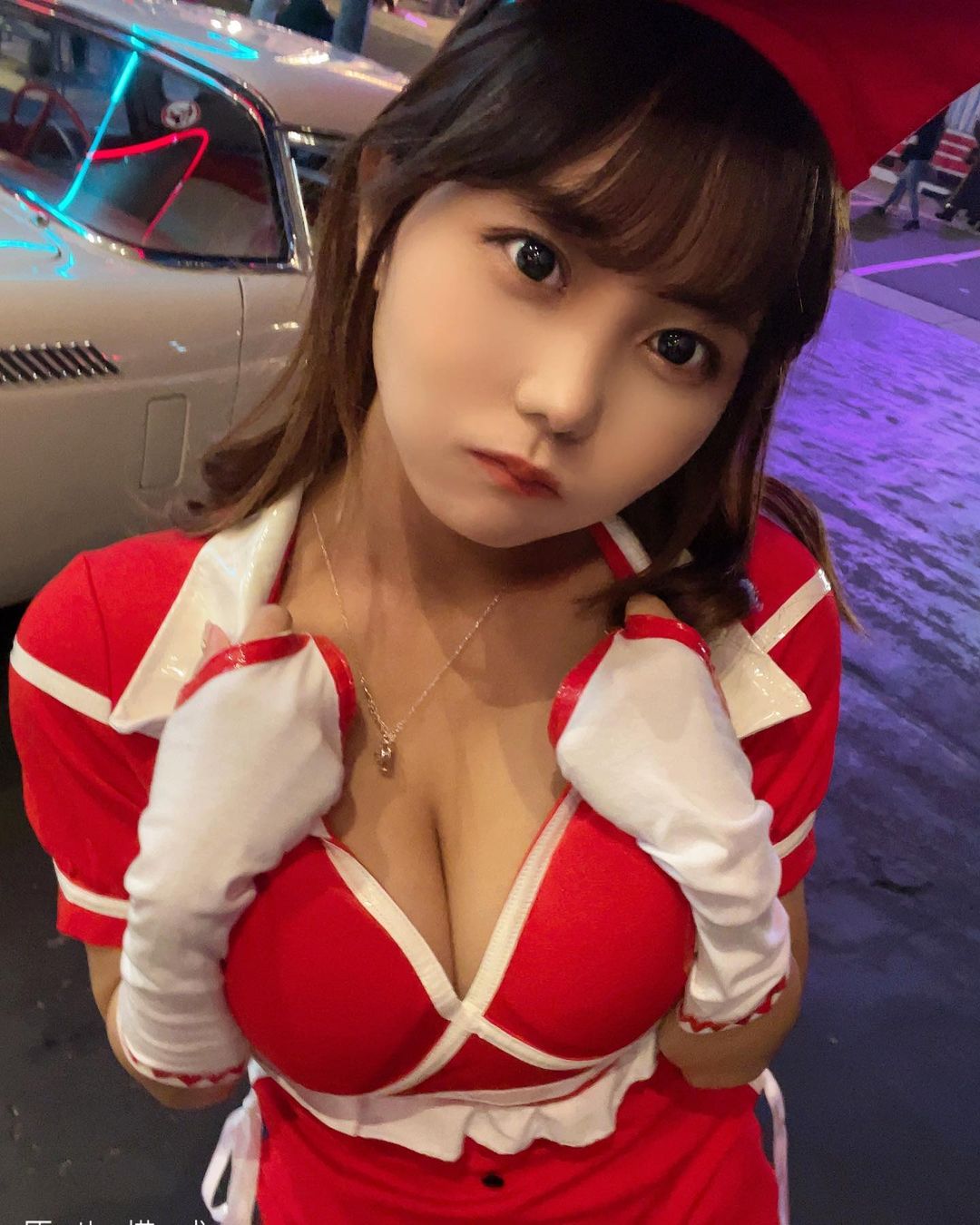 「巨乳女大生」斜背包壓中線挺雄偉雙峰！「G罩杯」登雜誌封面太搶眼！