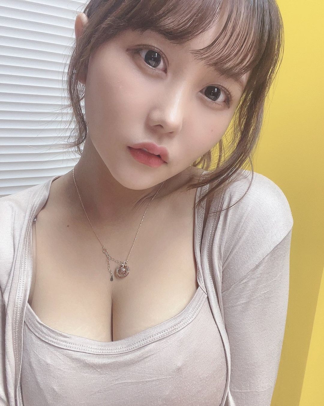 「巨乳女大生」斜背包壓中線挺雄偉雙峰！「G罩杯」登雜誌封面太搶眼！