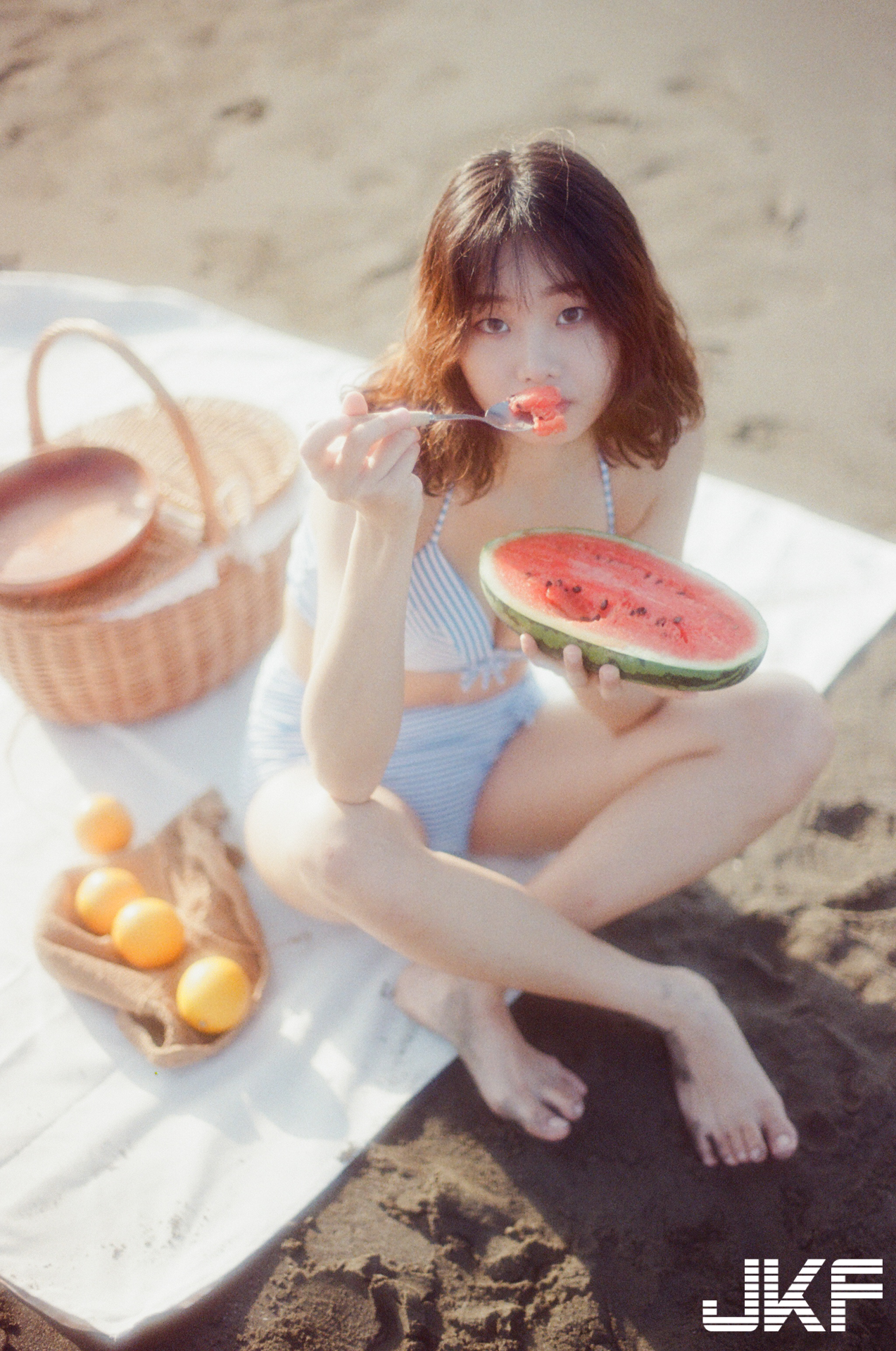 西瓜甜不甜？清純女神「林忻Domo」夏日沙灘玩耍，比基尼滿滿戀愛感！