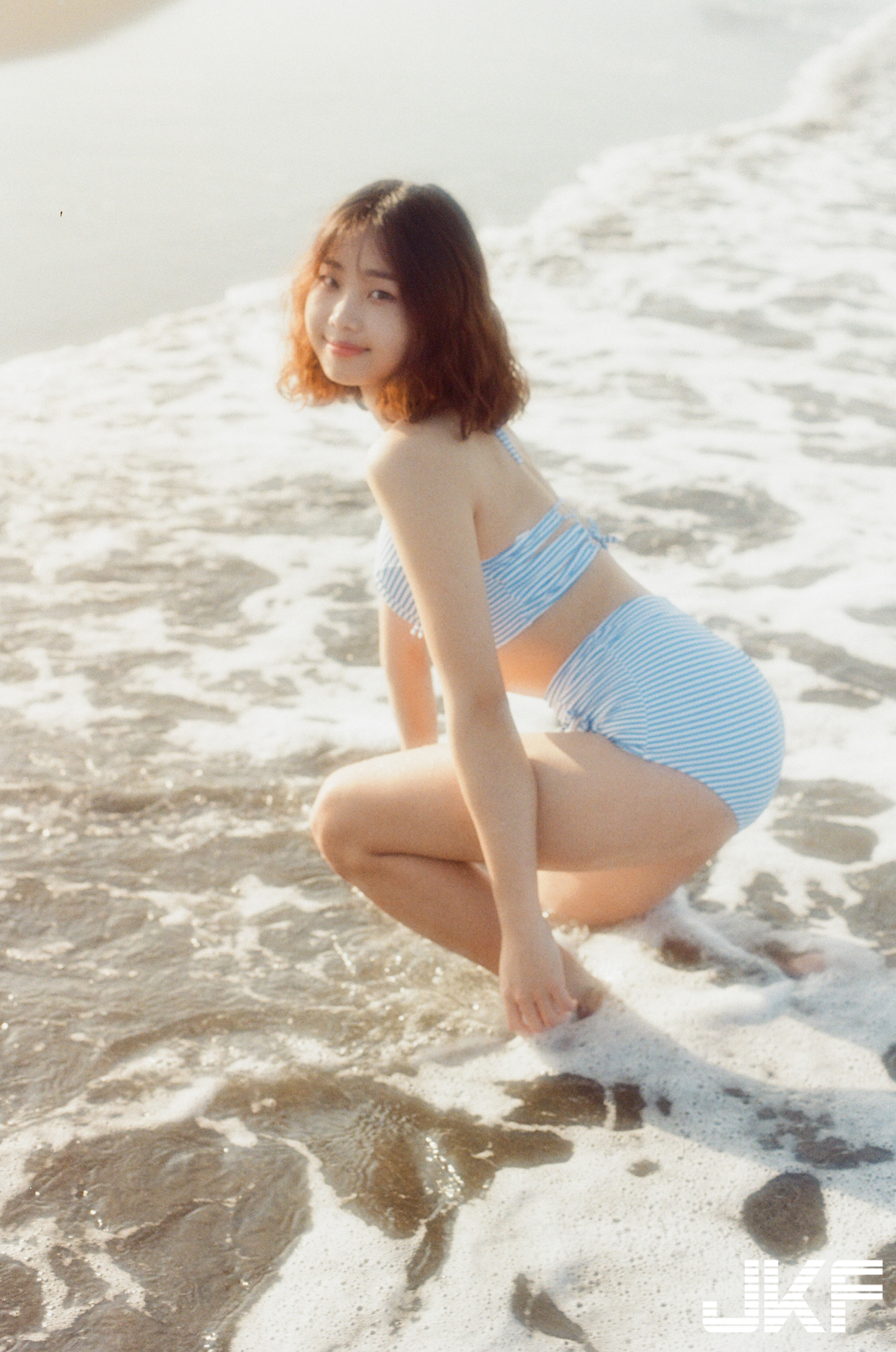 西瓜甜不甜？清純女神「林忻Domo」夏日沙灘玩耍，比基尼滿滿戀愛感！