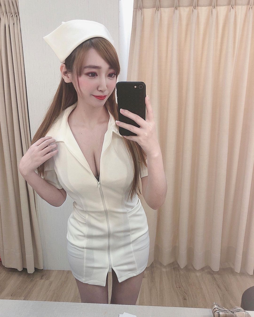 23歲「白皙窈窕正妹」優格泳裝好犯規，挖空設計秀出「曼妙小蠻腰」！