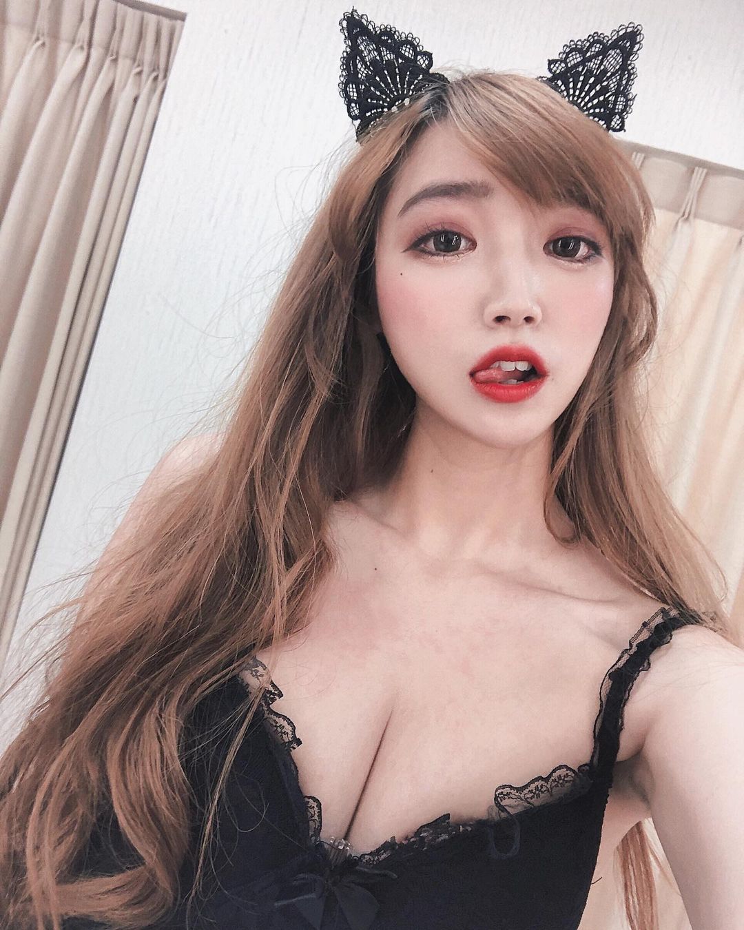 23歲「白皙窈窕正妹」優格泳裝好犯規，挖空設計秀出「曼妙小蠻腰」！