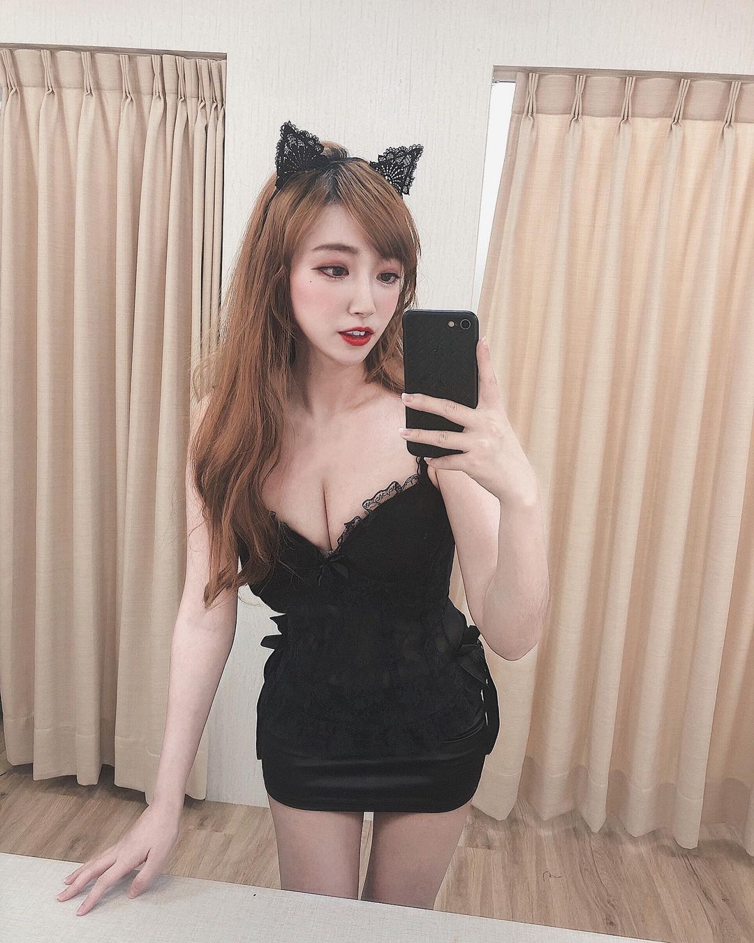 23歲「白皙窈窕正妹」優格泳裝好犯規，挖空設計秀出「曼妙小蠻腰」！