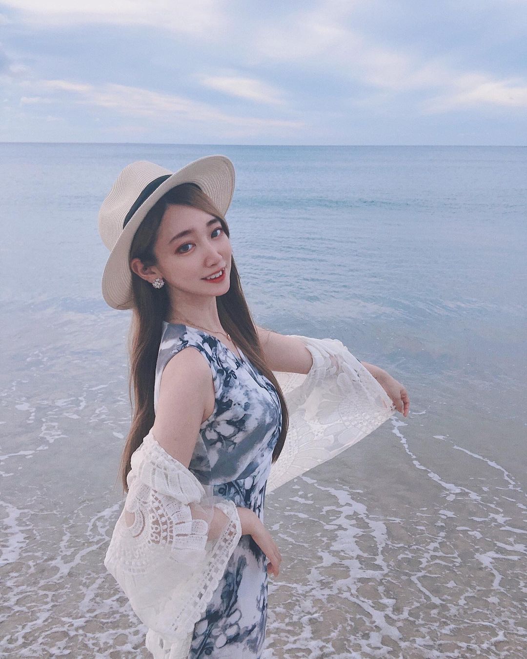 23歲「白皙窈窕正妹」優格泳裝好犯規，挖空設計秀出「曼妙小蠻腰」！
