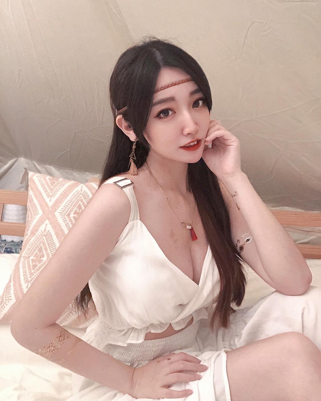 23歲「白皙窈窕正妹」優格泳裝好犯規，挖空設計秀出「曼妙小蠻腰」！