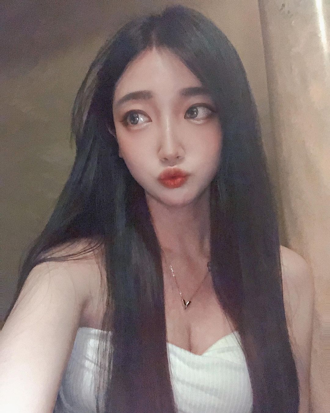 23歲「白皙窈窕正妹」優格泳裝好犯規，挖空設計秀出「曼妙小蠻腰」！