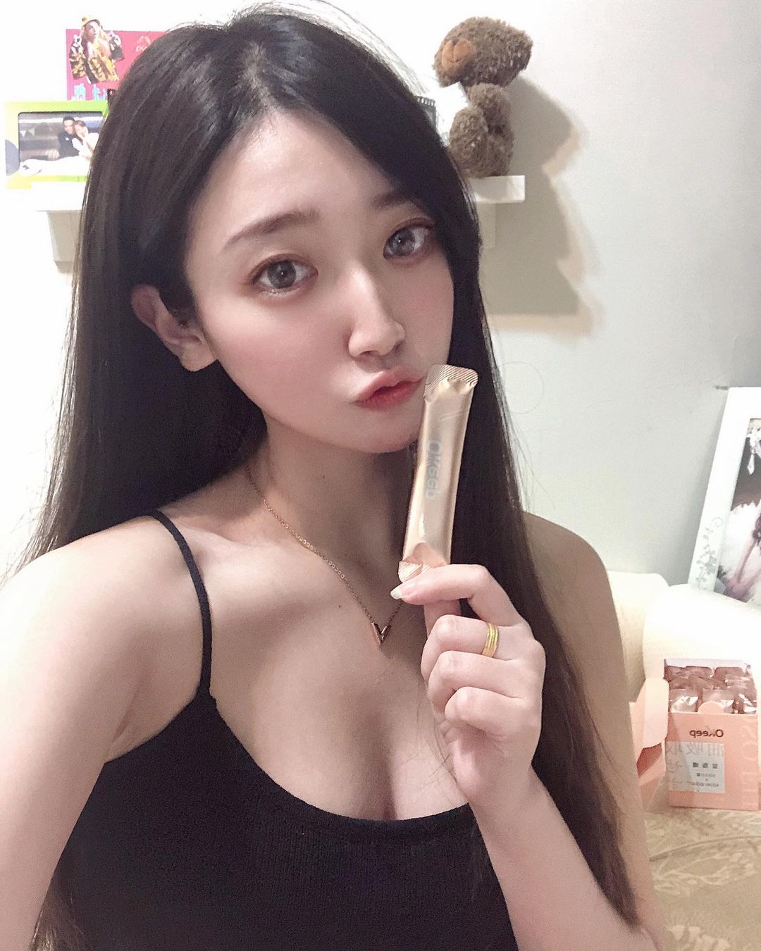 氣質正妹「優格」裙底白肉超稚嫩，邪惡一撩「神秘三角」都快失守！
