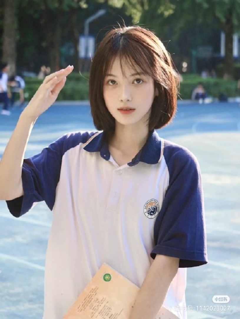 充滿初戀感的「高顏值短髮學妹」，「足足的少女感」路人狂回頭！