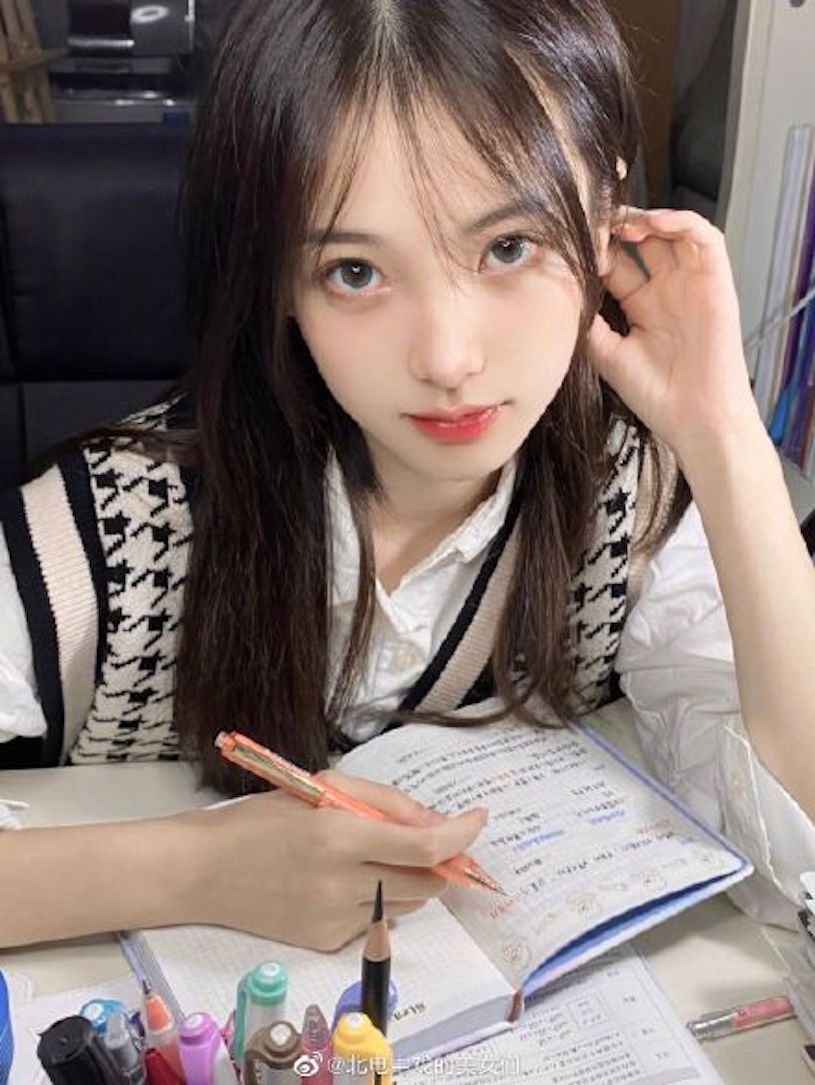充滿初戀感的「高顏值短髮學妹」，「足足的少女感」路人狂回頭！