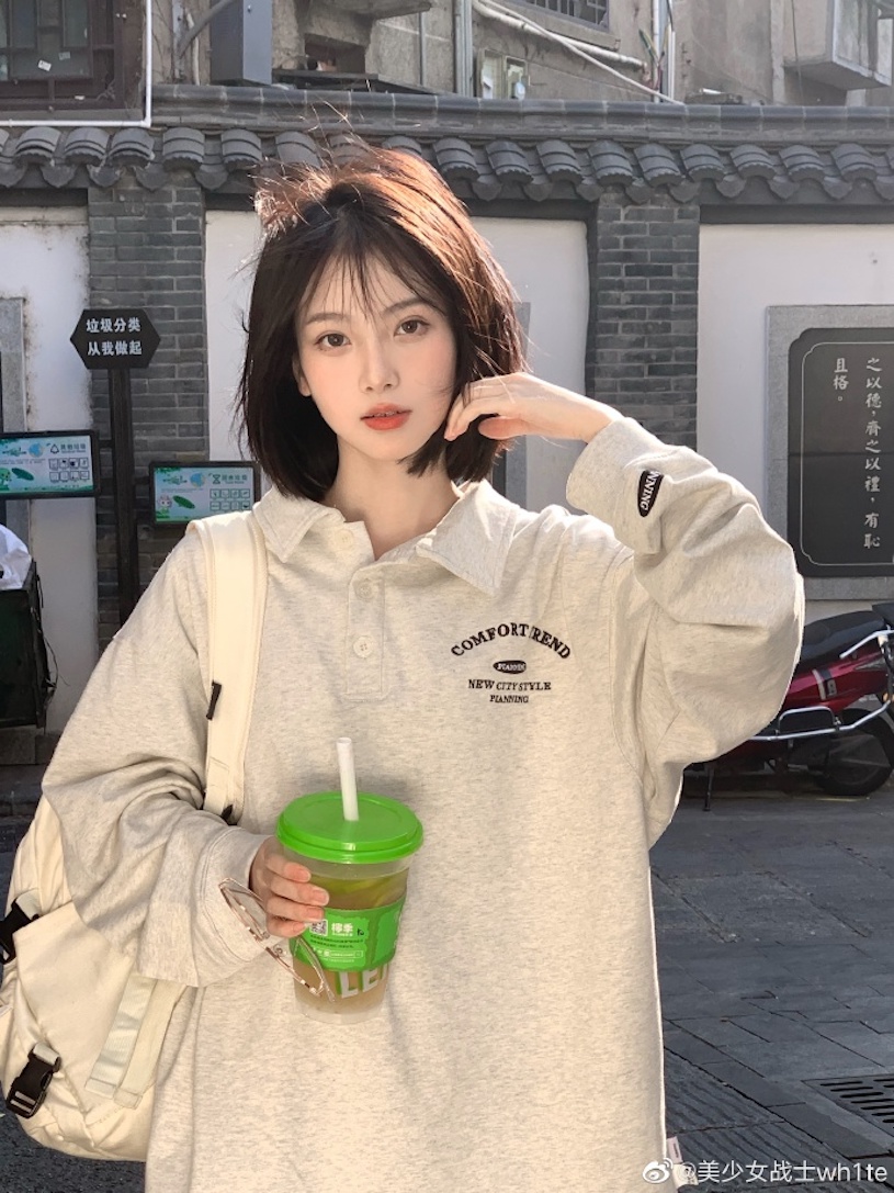 充滿初戀感的「高顏值短髮學妹」，「足足的少女感」路人狂回頭！