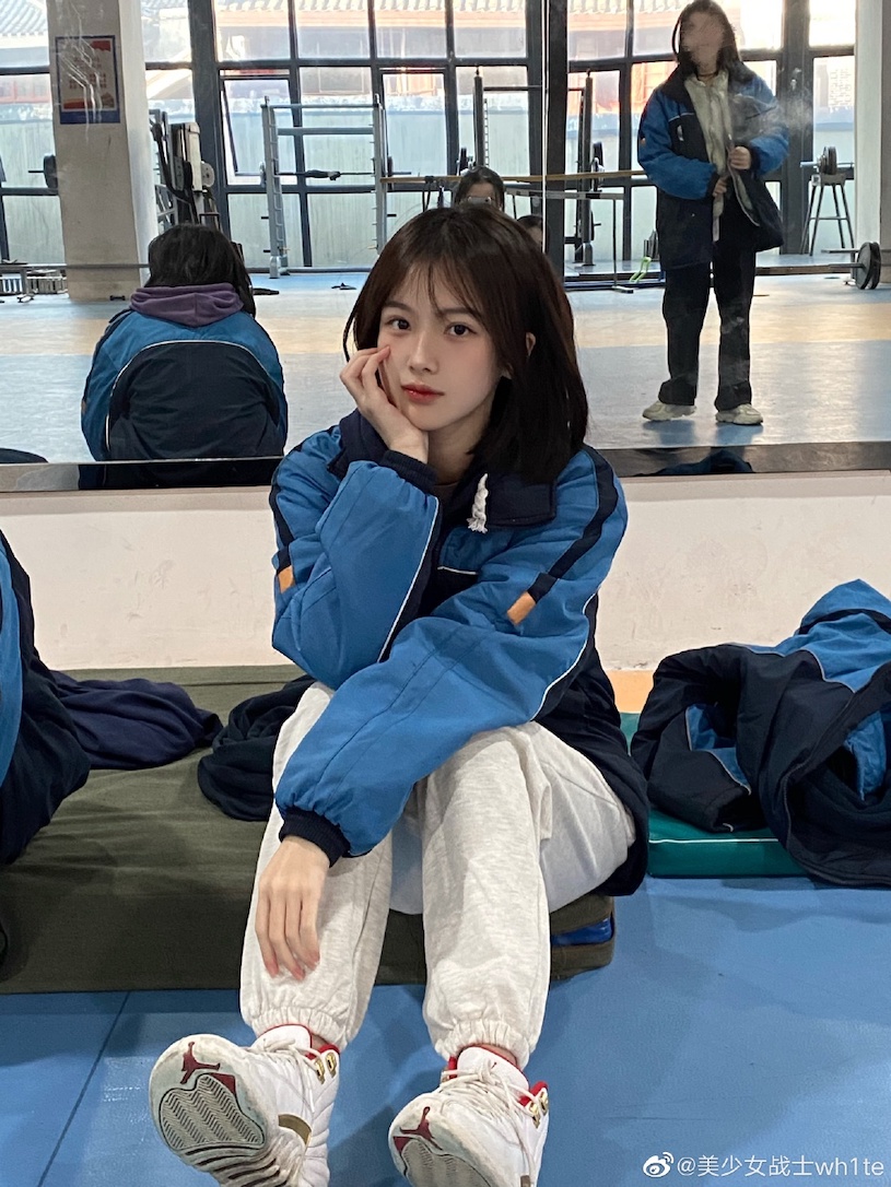 充滿初戀感的「高顏值短髮學妹」，「足足的少女感」路人狂回頭！