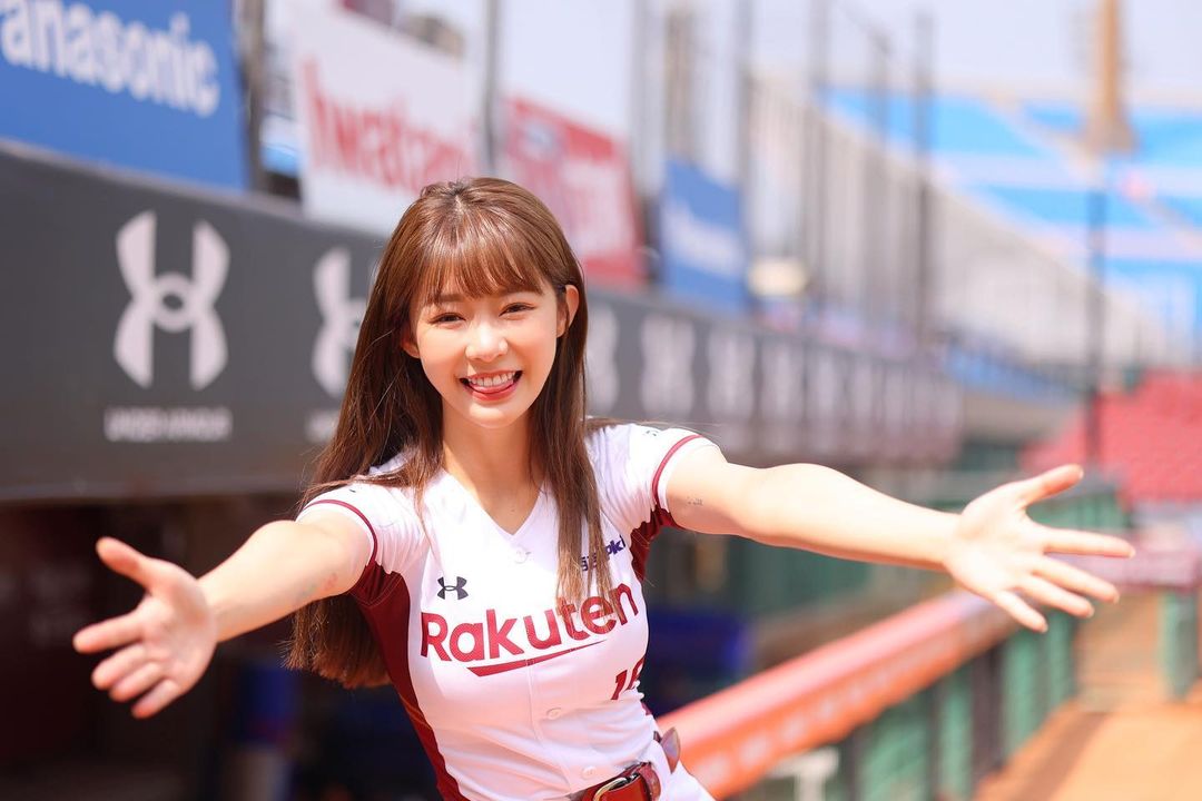 超正啦啦隊女孩「Yuri」場邊倩影讓人秒戀愛！甜美笑容和「曼妙體態」穿比基尼也很辣！