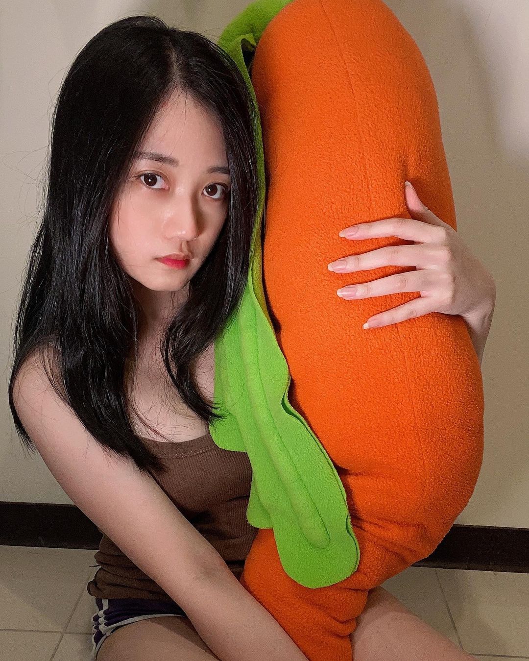 「森野葉子」制服下的美體不隱忍，「深厚奶溝」一放送就超震撼